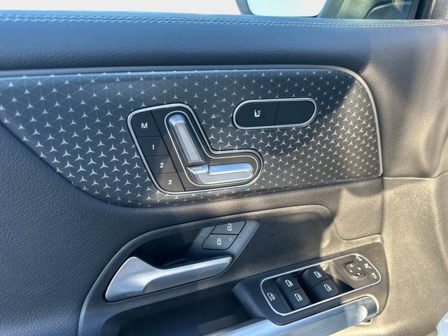 2025 Mercedes-Benz GLB 250